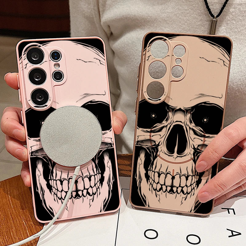 Rosa und Champagner Skull-Hülle nebeneinander, MagSafe-Lader auf rosa Variante aufgesetzt