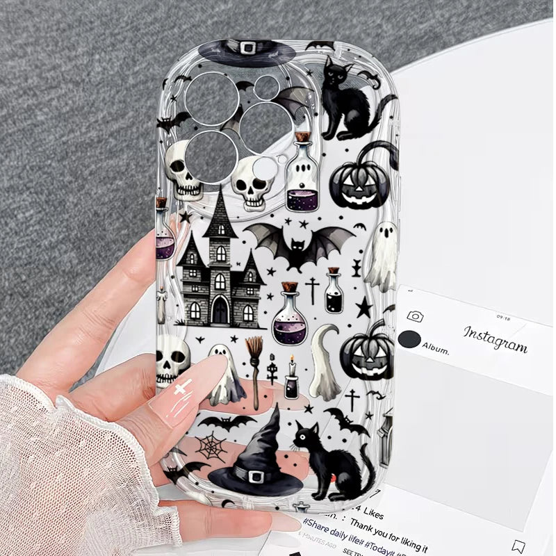 Hand hält transparente iPhone-Hülle mit Halloween-Allover-Muster: Hexenhut, Totenköpfe, Kürbisse, Fledermäuse und Geister