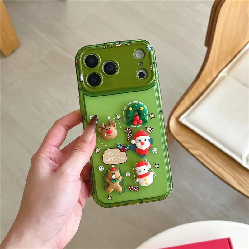 Hand hält grüne transparente iPhone-Hülle mit 3D-Weihnachtsfiguren: Rentier, Weihnachtsmann, Schneemann und Lebkuchenmann