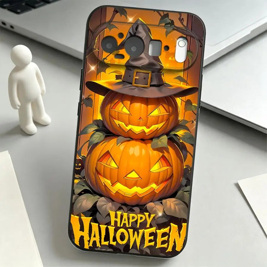 Schwarze Pixel-Hülle mit zwei gestapelten leuchtenden Kürbissen und Hexenhut, Happy-Halloween-Schriftzug unten
