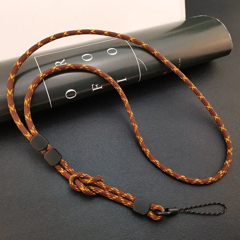 Braun-goldenes geflochtenes Handy-Nackenband mit Verstellknoten, schwarzen Stopper-Perlen und kleiner Schlaufe, Draufsicht