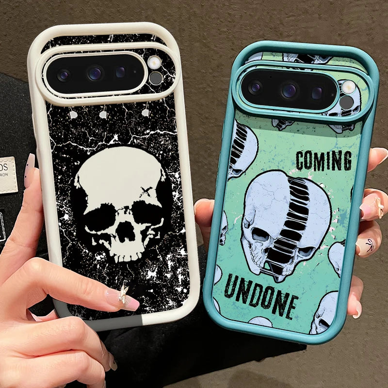 Zwei Google Pixel Hüllen nebeneinander: schwarz mit weißem Schädel-Grunge-Print und türkis mit 'Coming Undone'-Schädelmotiv