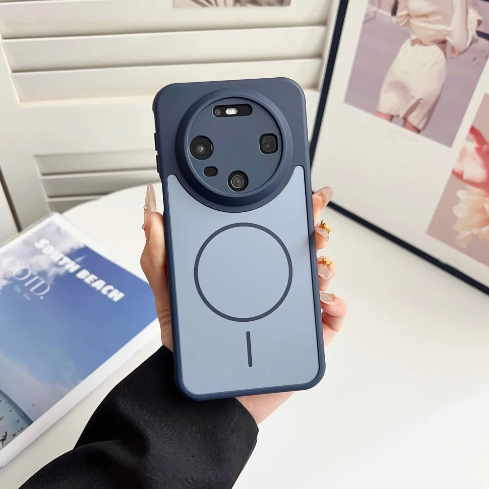 Dunkelblaue Huawei-Magnetschutzhülle in der Hand, Rückseite mit rundem Kameraausschnitt und MagSafe-Ring
