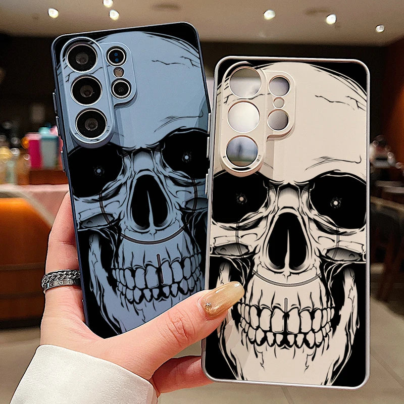 Skull-Hüllen in Blau und Beige-Weiß, Rückansicht in Hand, detaillierter Schädel-Aufdruck