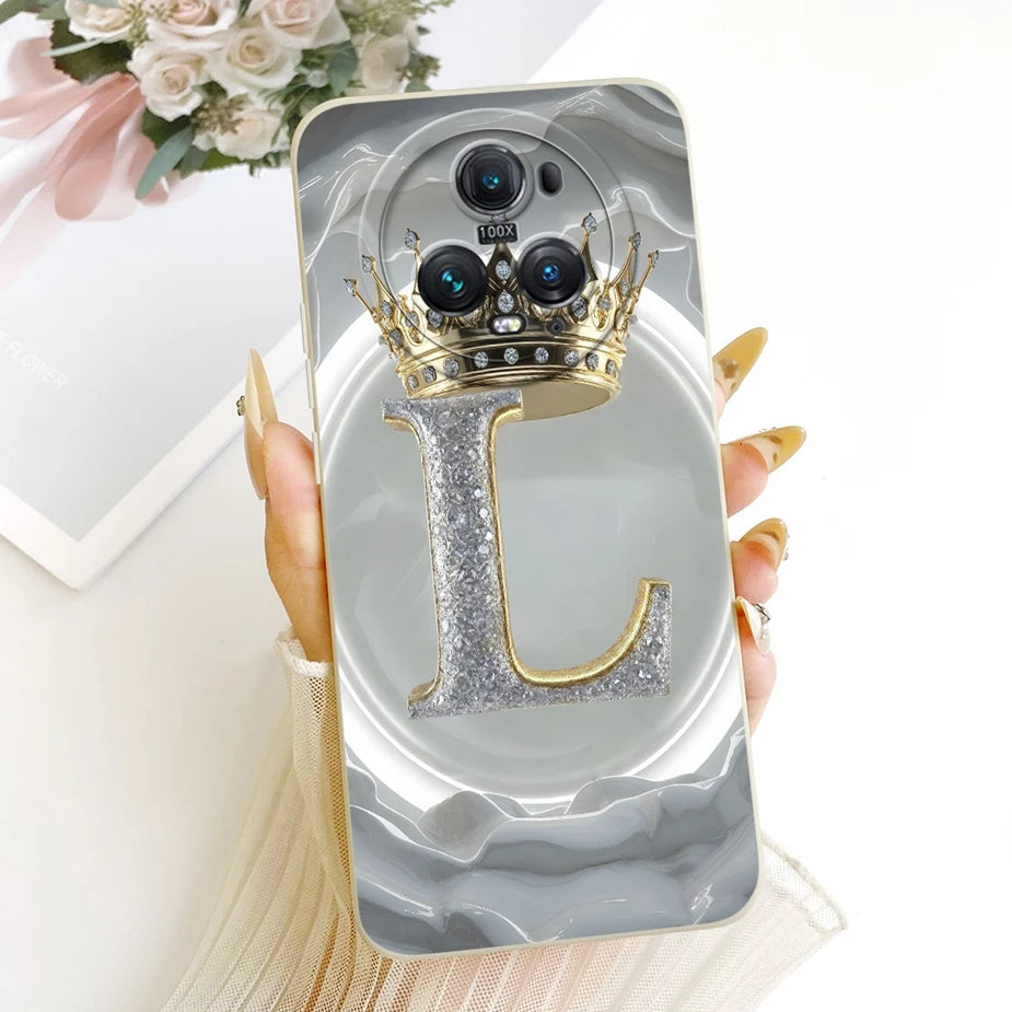 Honor Magic 5 Hülle Rückseite, grau-marmoriertes Design mit silber-glitzerndem Buchstabe L und goldener Krone