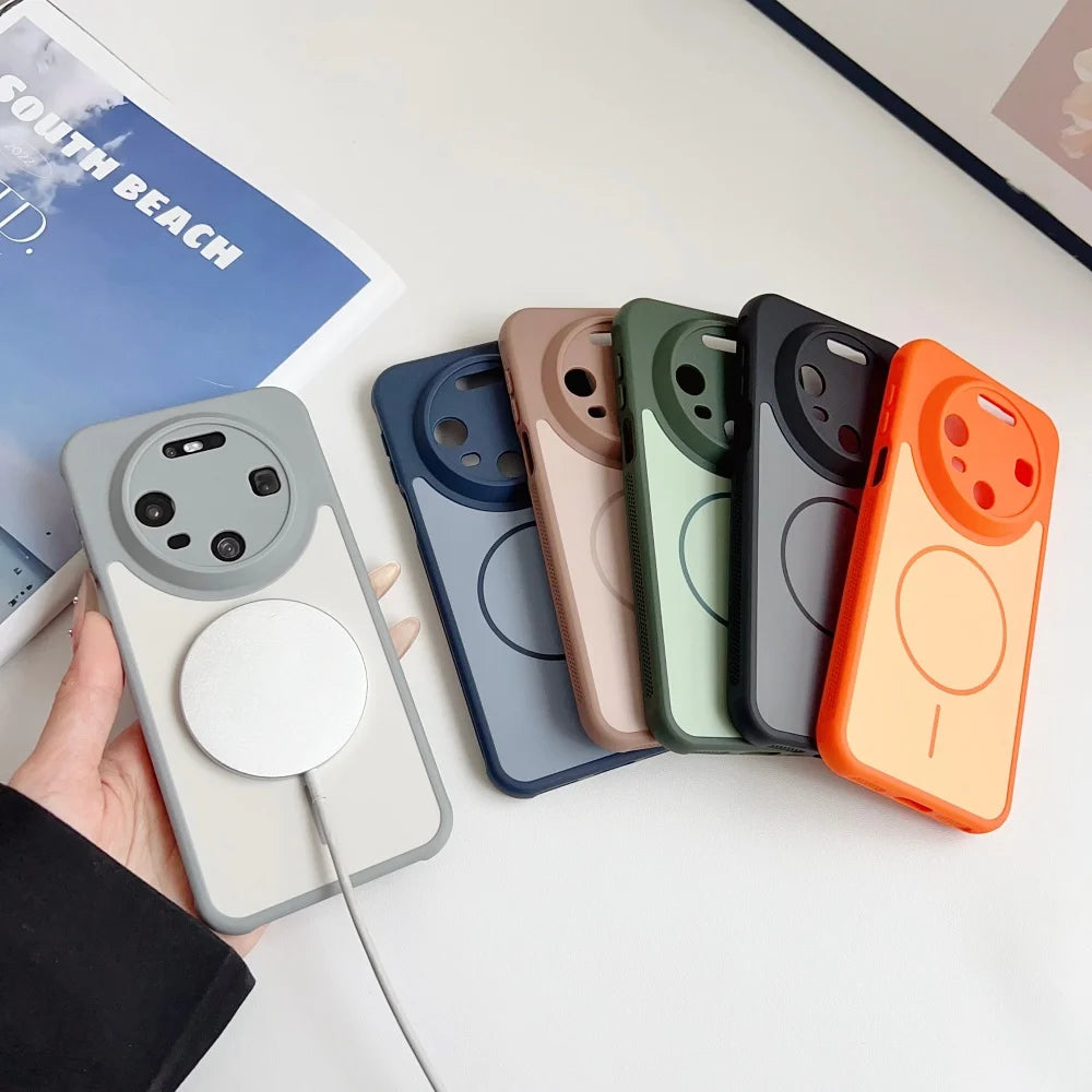 Sieben Huawei-Magnetschutzhüllen in verschiedenen Farben nebeneinander, vordere Hülle mit angedocktem MagSafe-Lader