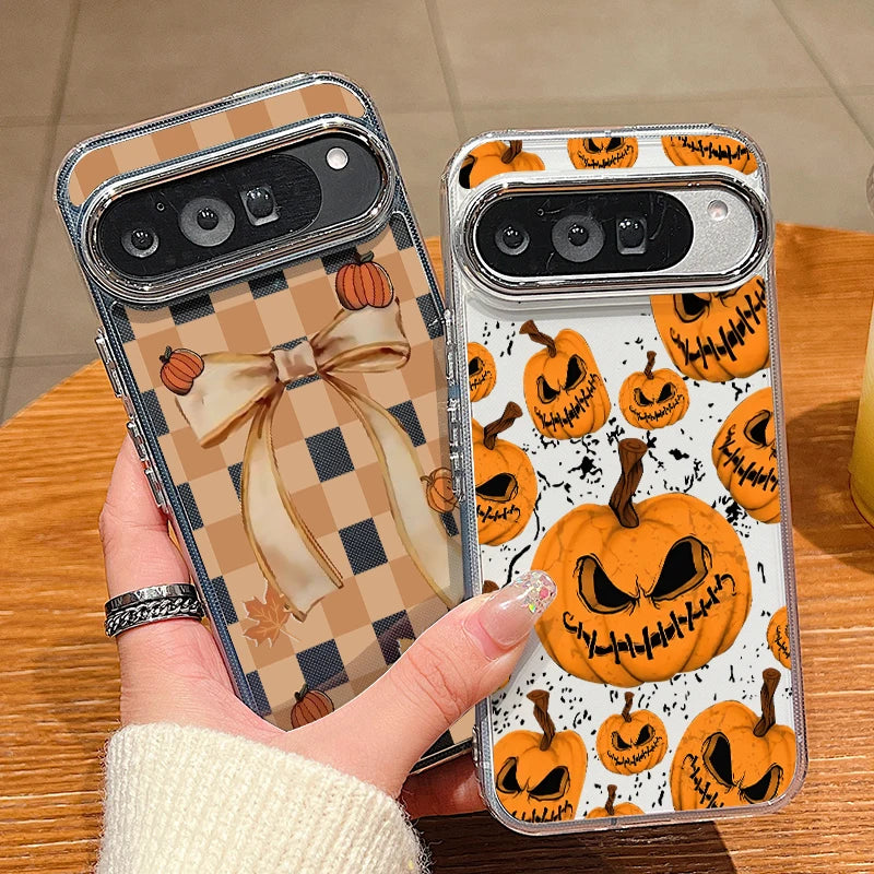 Hand hält zwei Pixel-Hüllen: links beige Karo mit Schleife und Kürbissen, rechts transparente Hülle mit gruseligen orangenen 