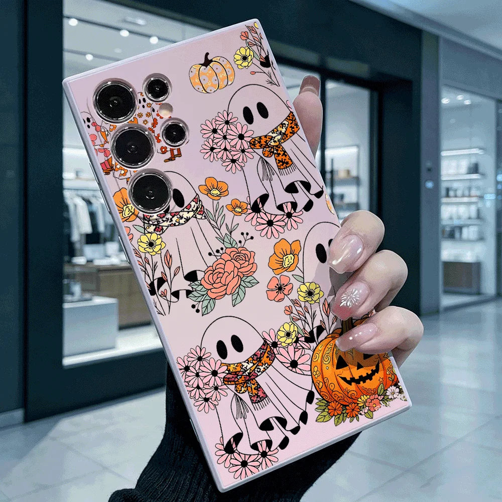 Rosa Samsung-Galaxy-Hülle mit Halloween-Geistern, Blumen und Kürbis-Aufdruck, in Hand gehalten, Rückansicht