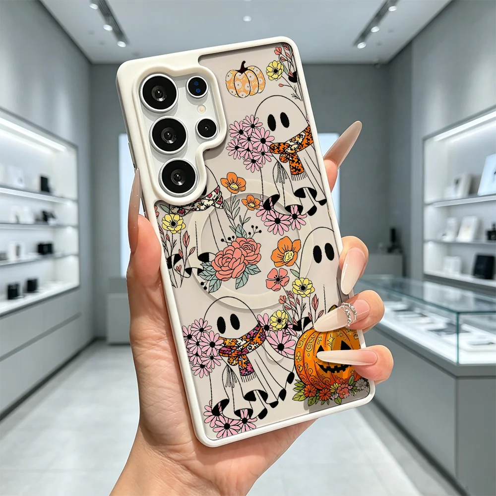 Weiße Samsung Galaxy Hülle mit Geistern in Schals, Blumen und Kürbis-Motiv, magnetischer Ring, in Hand gehalten