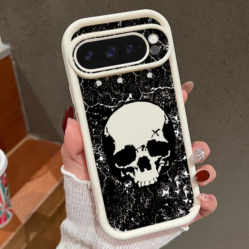 Hand hält Google Pixel Hülle mit weißem Schädel auf schwarzem Grunge-Marmor-Print, beiger TPU-Rahmen