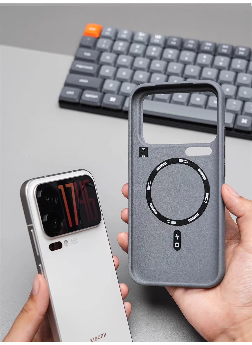 Graue matte Silikonhülle in einer Hand, daneben Smartphone ohne Hülle – sichtbarer Magnetring mit N/S-Markierungen auf Hüllen