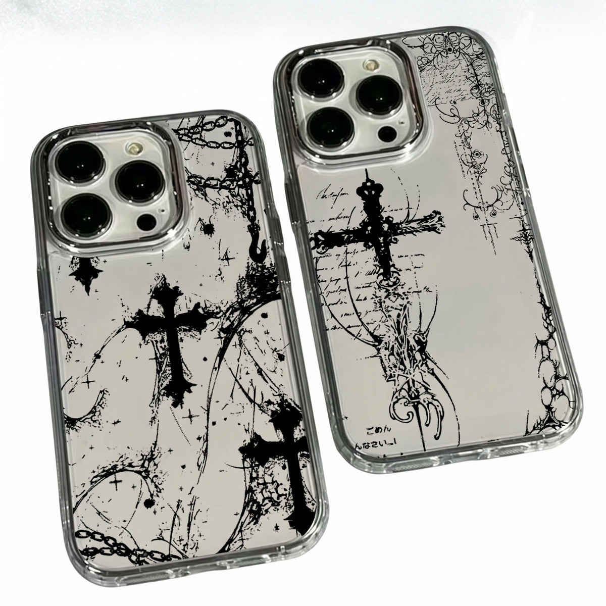 Zwei transparente TPU iPhone-Hüllen mit schwarzem Gothic-Kreuz-Aufdruck, Ketten und Tintenspritzern, Rückansicht