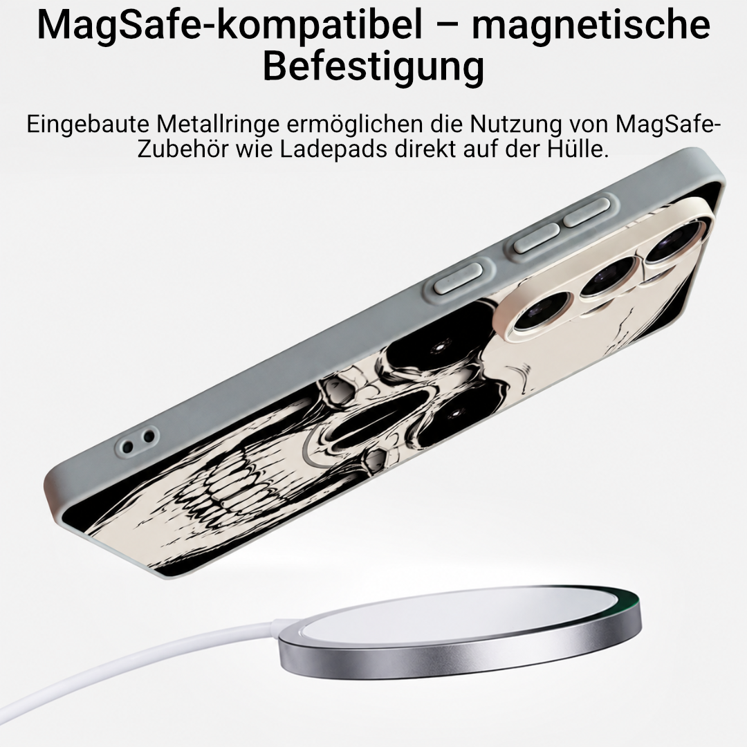 Skull-Hülle in Beige schwebend über MagSafe-Ladepad, seitliche Ansicht zeigt magnetische Befestigung