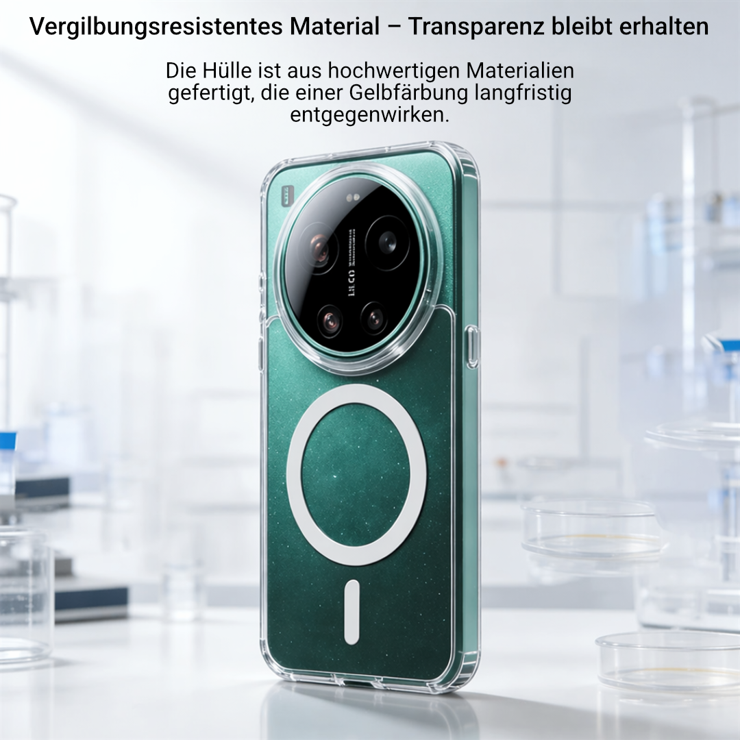 Transparente MagSafe-Schutzhülle auf grünem Smartphone, schräge Rückansicht, vergilbungsresistentes klares Material
