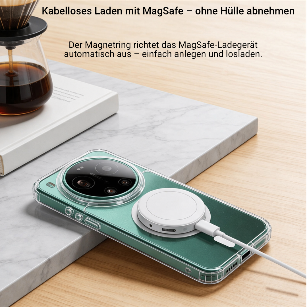 Grünes Smartphone mit transparenter Hülle liegt flach, rundes weißes MagSafe-Ladegerät magnetisch auf dem Magnetring befestig